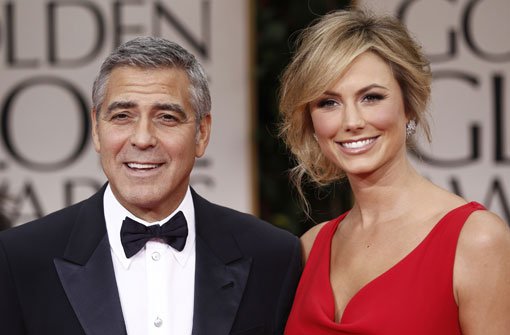 George Clooney brachte Freundin Stacy Keibler mit, die eine auffallend rote Robe von Valentino trug. Clooney räumte einen Golden Globe ab - die Preisverleihung gilt als wichtiger Gradmesser für die Oscars im Februar. Foto: dapd