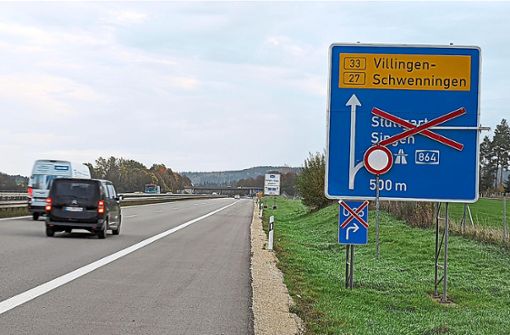 Der Autobahnzubringer zur A 81 ist weiterhin gesperrt – nun steht aber fest, wann die A 864 wieder freigegeben werden soll. Foto: Spitz