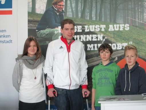 Paralympics-Sieger Tobias Graf besuchte die Schulolympiade in Pfalzgrafenweiler. Foto: David Fischer Foto: Schwarzwälder-Bote