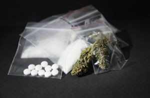 Bei der Durchsuchung wurde unter anderem Kokain und Haschisch gefunden. (Symbolfoto) Foto: New Africa – stock.adobe.com