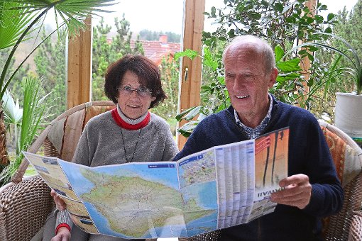 Mit der Landkarte in der Hand erinnern sich Susanne und Klaus Steiniger an ihren fünfwöchigen Auftenthalt auf Hawaii. In ihrem Film werden sie am Donnerstag, 20. November darüber berichten. Foto: Kaletta Foto: Schwarzwälder-Bote