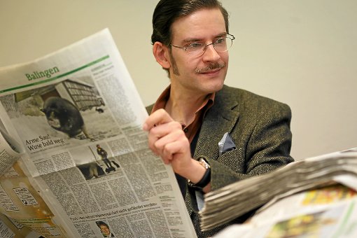 Mit hochgezogener Augenbraue: Boris Retzlaff hat für unsere Zeitung das Balinger Jahr 2012 unter die kabarettistische Lupe genommen.   Foto: Maier