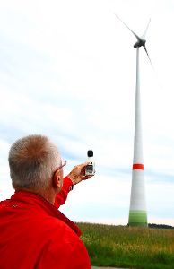 Alles Messen half nichts bei der Windkraftanlage zwischen Oberiflingen und Dürrenmettstetten. Ohne Wind kein Lärm, wie Dieter Mezger schulterzuckend feststellte. Foto: Wagner