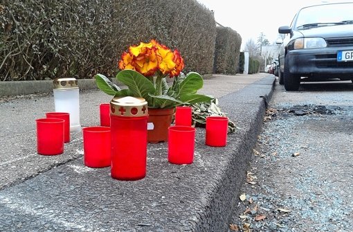 Blumen und Kerzen am Tatort im Göppinger Rubensweg Foto: Eberhard Wein