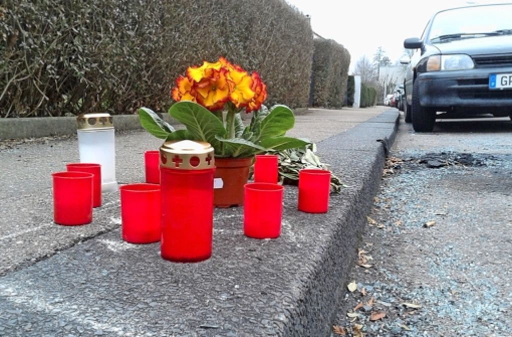 Blumen und Kerzen am Tatort im Göppinger Rubensweg Foto: Eberhard Wein