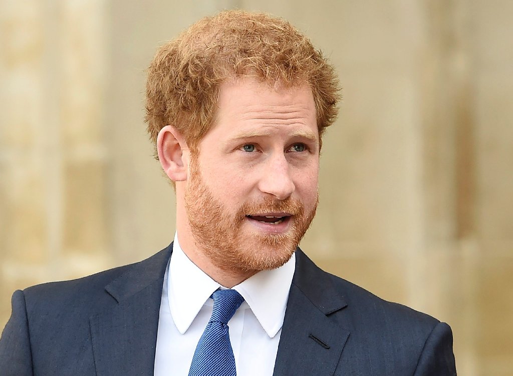 Mit seinem Charme hat Prinz Harry aber nicht nur Michelle Obama überzeugt, sondern auch etwa 1000 Britinnen, die kürzlich nach dem attraktivsten männlichen Royal befragt worden sind. Das Ergebnis: Prinz Harry schafft es auf Platz eins des Rankings und lässt damit sogar den schwedischen Prinzen Carl Philip hinter sich. Einem Bericht der Daily Mail zufolge sollen die Befragten ihre Entscheidung damit begründet haben, dass Prinz Harry nicht nur ein hervorragender Repräsentant des Königshauses sei, sondern aufgrund seiner roten Haare und seines Dreitagebarts auch besonders attraktiv. Ob das Ergebnis der Umfrage dadurch beeinflusst wurde, dass sie von einer Klinik für Haartransplantate durchgeführt wurde, bleibt offen.