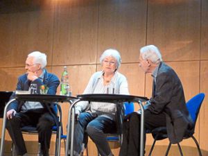Ulrich Mansfeld, Nanni Fingerhut und Tilmann Zutavern (von links) trugen eine reiche Textauswahl vor.  Foto: Kosowska-Németh Foto: Schwarzwälder Bote