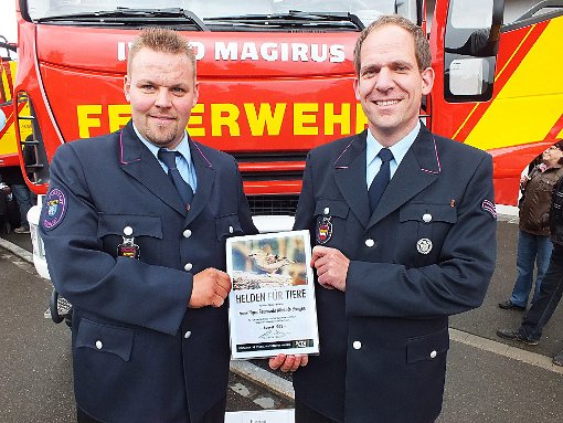Eine Auszeichnung der Tierschutzorganisation PETA hat die Ebinger Feuerwehrabteilung erhalten. Das Bild zeigt Kommandant Björn Schmid (links) und seinen Stellvertreter Jörg Sauter mit der Urkunde. Foto: Kistner