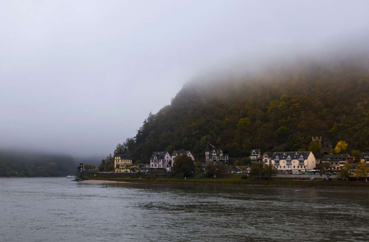 Das Schiff war bei dichtem Nebel auf dem Rhein auf Grund gelaufen. (Symbolbild) Foto: imago images/Olaf Döring/Olaf Döring via www.imago-images.de