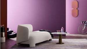 Weich wuchtiges Sofa für gemütliche Stimmung – dazu fröhliche Farben wie der von Designstar Sebastian Herkner gestaltete „Jacaranda“-Ton für Caparol Icons. Foto: Zoe Opratko/Hersteller