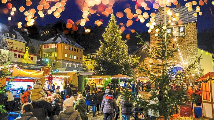 Weihnachtsmarkt in geschmückter Altstadt 