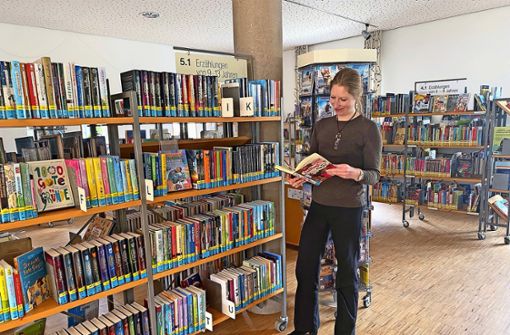 Bibliotheksleiterin Regina Adam berichtete von steigenden Ausleihzahlen besonders im Bereich der Kinder- und Jugendbücher. Foto: Kleinberger/Kleinberger