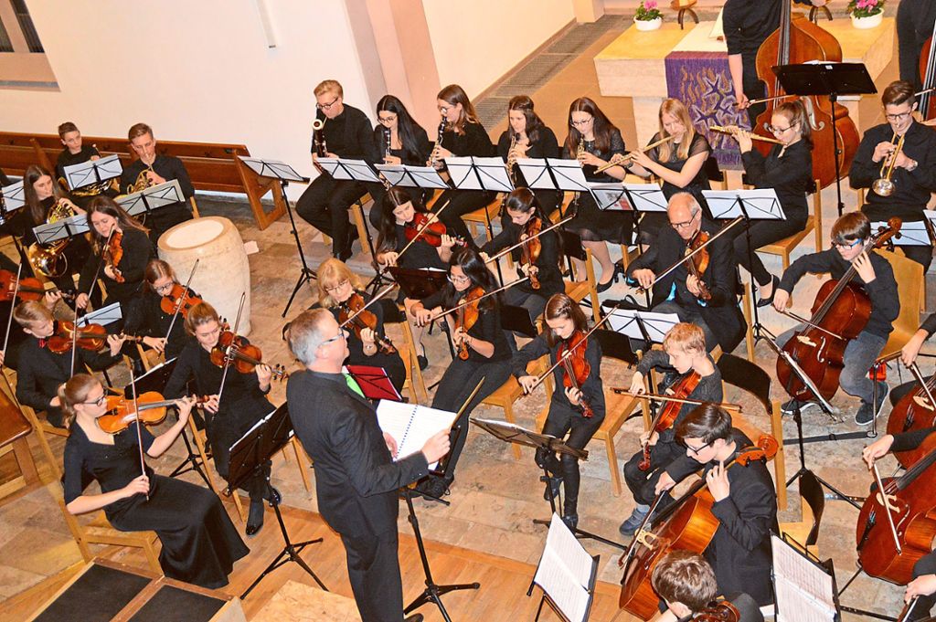 Das Schülerorchester unter der Leitung von Meinrad Löffler lockt viele Gäste in die Stadtkirche. Fotos: Anton