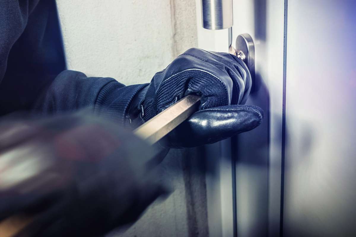 Einbrecher verschafften sich Zutritt zu einem Wohnhaus in Bad Liebenzell und klauten Schmuck, Geld und Uhren. (Symbolbild) Foto: Symbol-Foto: ©  AA+W – stock.adobe.com