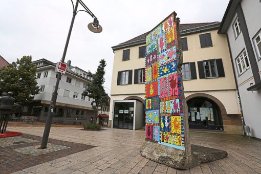Dieses Stück Berliner Mauer mit Rizzi-Motiven steht jetzt vor dem Rathaus.Foto: Maier Foto: Schwarzwälder Bote
