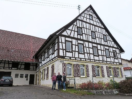 Meinrad Krafft, Rainer Brüstle und Petra Gaus (von links)  vorm Armbruster-Haus Fotos: Danner Foto: Schwarzwälder-Bote
