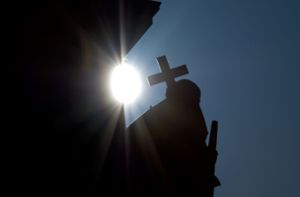 Karfreitag gedenken die Christen dem Leiden Christi am Kreuz. Foto: picture alliance / dpa/Arno Burgi