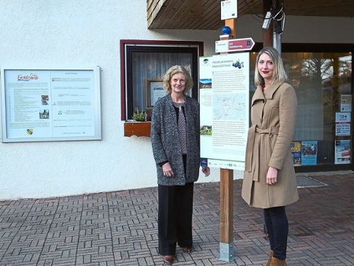 Bürgermeisterin Petra Nych (links)  stellte die neue Tourismus-Chefin Stefanie Dickgiesser vor. Foto: Stocker Foto: Schwarzwälder Bote