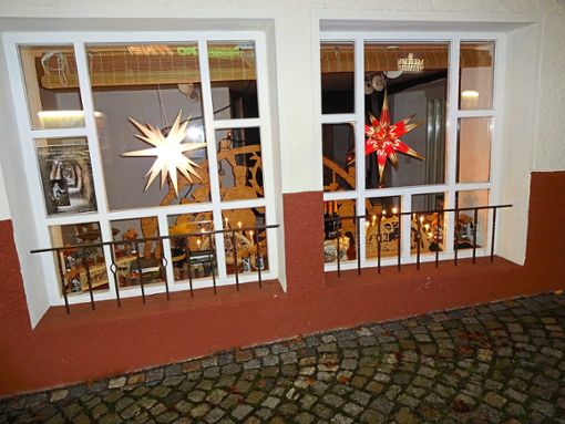Das bergmännisch dekorierte Fenster soll einige Besucher nach Neubulach locken.Foto: Proß Foto: Schwarzwälder Bote