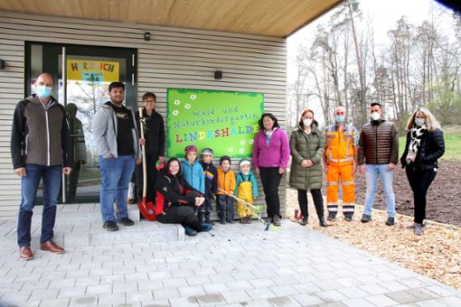 Am Montag wurde an der Lindeshalde der neue Rangendinger Waldkindergarten eröffnet.   Foto: Beiter