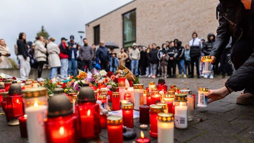 Trauernde stellen Kerzen vor der Schule in Offenburg ab. Foto: dpa/Philipp von Ditfurth