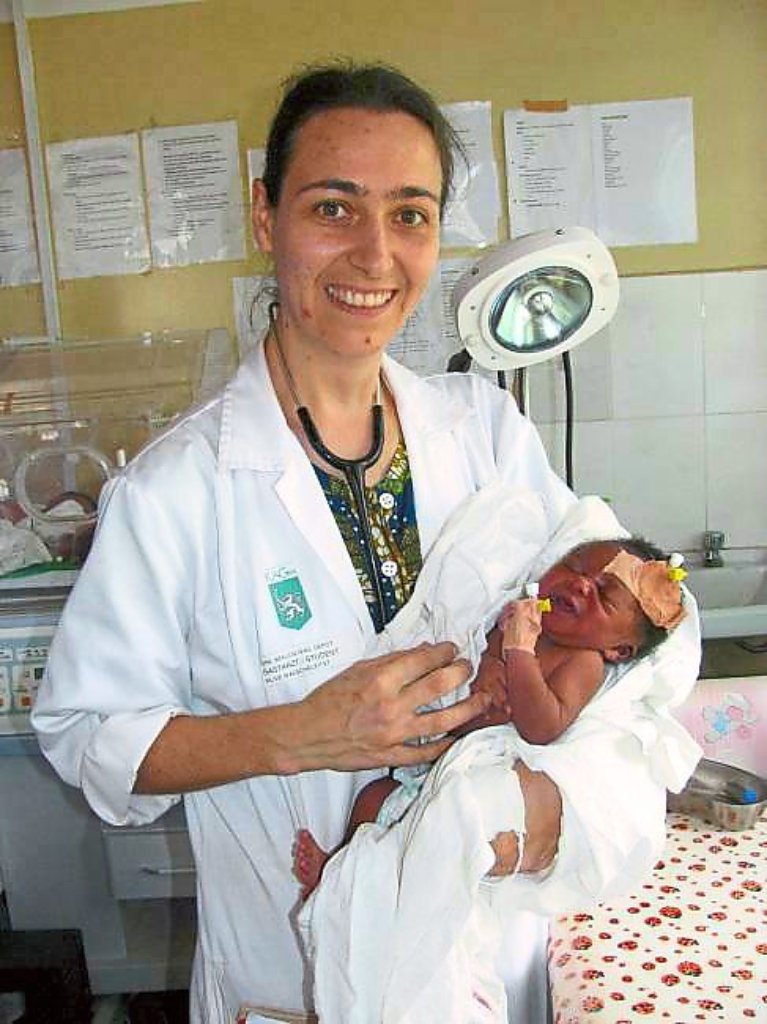 Ursula Maier mit einem Säugling, der im Krankenhaus noch gepflegt werden muss. Ihre Sprechstunden im kleinen Holy Family Hospital im Herzen Ghanas sind täglich ausgebucht.  Fotos: Gebert