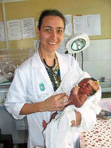 Ursula Maier mit einem Säugling, der im Krankenhaus noch gepflegt werden muss. Ihre Sprechstunden im kleinen Holy Family Hospital im Herzen Ghanas sind täglich ausgebucht.  Fotos: Gebert Foto: Schwarzwälder-Bote