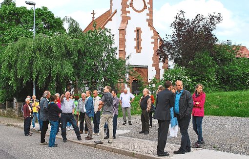 Im Rahmen einer Ortsbegehung bringen Bieselsberger Bürger und Ortschaftsräte ihre  Anliegen vor. Foto: Fisel Foto: Schwarzwälder-Bote