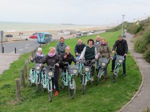 Die Jahrgänger erkunden mit dem Fahrrad die Küste Brightons. Foto: Jahrgang Foto: Schwarzwälder Bote