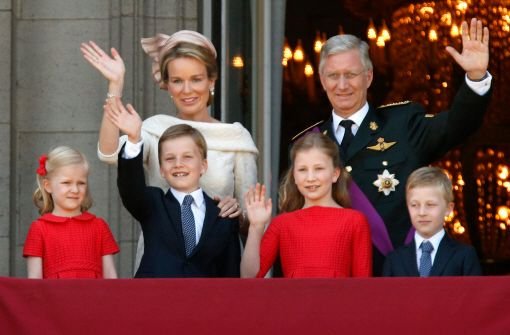 Die belgische Königsfamilie am Tag von Philippes Amtsübernahme: Die kleine Elisabeth steht vor ihrem Vater. Foto: dpa