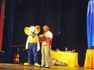 Clown Peppino und die Euromaus bei der Kinderparty in der Schwarzwaldhalle  Foto: Faißt Foto: Schwarzwälder-Bote