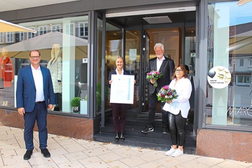 Oberbürgermeister Jürgen Roth und IHK-Präsidentin Birgit Hakenjos-Boyd gratulieren Birgit Messner und ihrem Mann Heinz zu 30 Jahren Casa Moda in Schwenningen. Foto: Pohl Foto: Schwarzwälder Bote