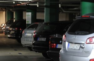 Eine 38-jährige Frau und ihre Kinder sind in einem Stuttgarter Parkhaus eingeschlossen worden - und haben kurzerhand im Auto die Nacht verbracht. Foto: dpa