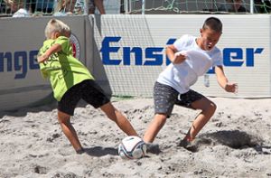 Hoch daher ging es beim Beach-Soccer-Turnier in Nagold. Foto: Hofmann