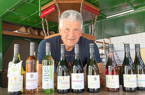 Vorsitzender Richard Kopf ist glücklich über die Vielfalt der Weine, die die Winzergenossenschaft Friesenheim präsentieren kann. Probiert werden können die Weine unter anderem beim Bürgerfest am 16. September. Foto: Bohnert-Seidel