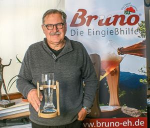 Der Aichhalder Ulrich Böttger mit der Eingießhilfe Bruno, die er erfunden hat. Foto: Privat Foto: Schwarzwälder Bote