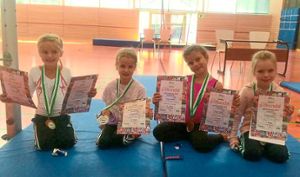 Die Hochmössingerinnen, die am  Kinderturncup teilnahmen, präsentierten stolz ihre Medaillen und Urkunden. Foto: Harzer Foto: Schwarzwälder Bote