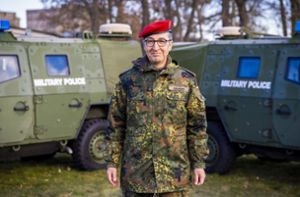 Cem Özdemir bei einer Wehrübung der Feldjäger in Hauptfeldwebel-Lagenstein-Kaserne . Foto: dpa/Moritz Frankenberg