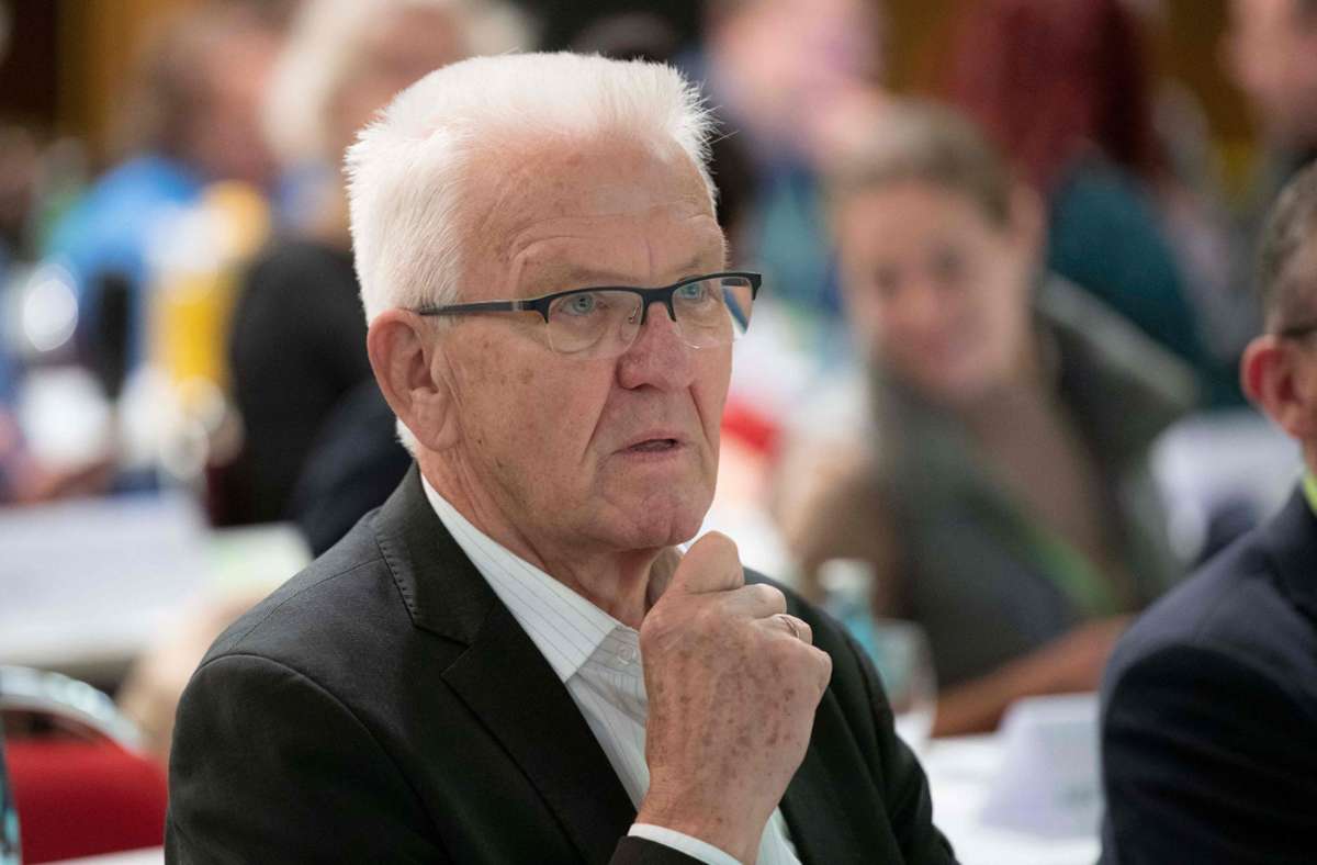 Ministerpräsident Winfried Kretschmann (Grüne) verteidigt seine Flüchtlingspolitik gegen Kritik. (Archivbild) Foto: AFP/THOMAS KIENZLE