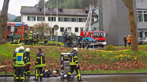 Mehr als 61 Feuerwehrleute waren bei einem Wohnungsbrand in Bad Liebenzell im Einsatz. Foto: Bernd Mutschler