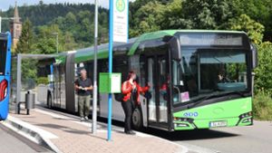 Bus fährt in Schiltach 