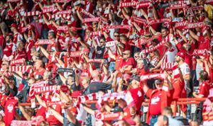 Während in den meisten deutschen Stadien  gar keine oder nur wenigen Zuschauern zugelassen sind, spielt Union Berlin mitten im Corona-Hotspot vor Tausenden von Fans.  Foto: Gora