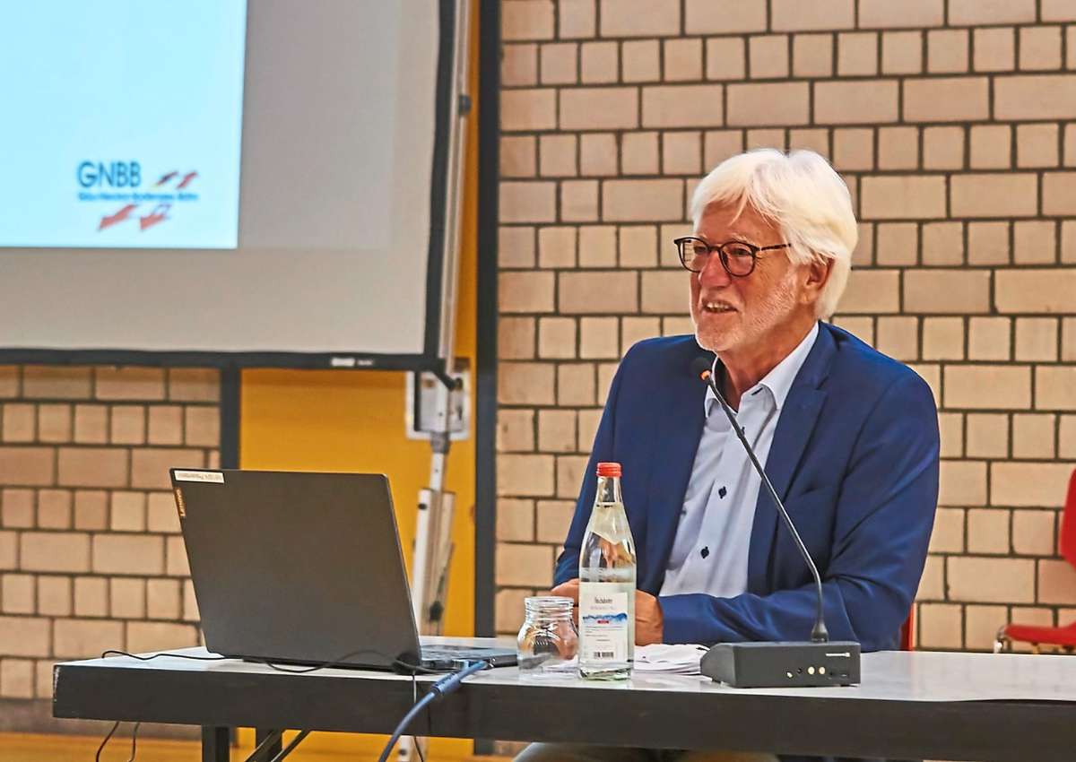 Rainer Kaufmann, Geschäftsführer der IG Gäubahn, sprach im Horber Gemeinderat über die aktuellen planerischen Unwägbarkeiten   des Projekts.Foto: Lück Foto: Schwarzwälder Bote
