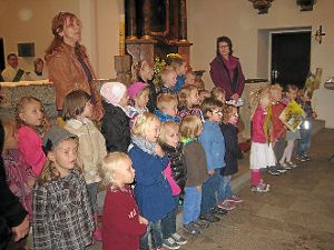 Die Kinder singen das Lied vom Kleinen Jonathan. Foto: Holzer-Rohrer Foto: Schwarzwälder-Bote