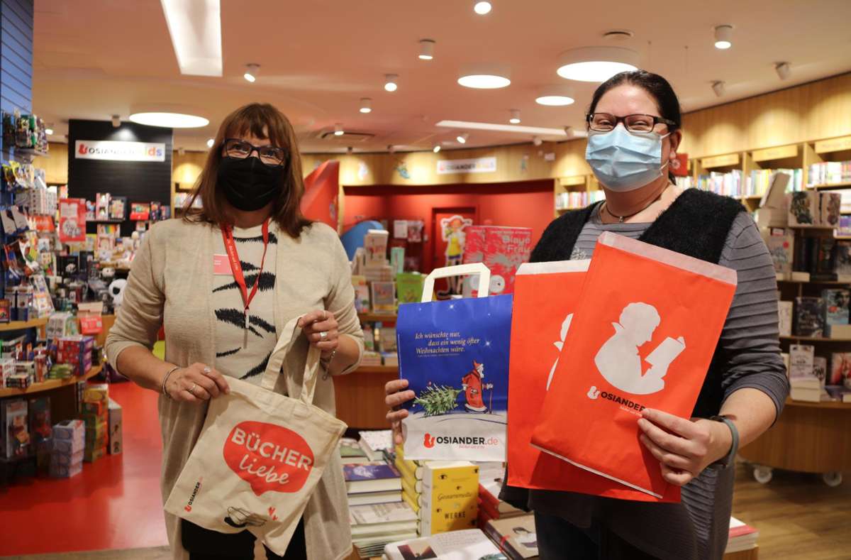 Gabriele Roth und Nathalie Schmid (von links) von der Buchhandlung Osiander in Donaueschingen zeigen ihre Alternativen zur Plastiktüte. Foto: Hartung