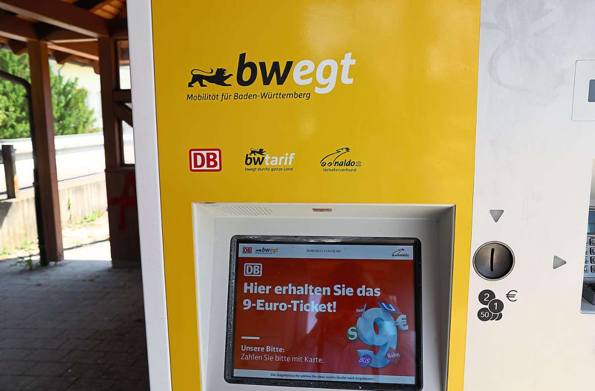Noch preisen die Bildschirme an den Fahrkartenautomaten, wie hier in Jungingen, das 9-Euro-Ticket an. Ab Donnerstag dieser Woche gilt es jedoch nicht mehr. Foto: Link