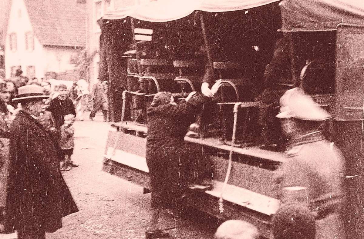 Dieses heimlich aufgenommene Foto zeigt die Deportaion von Juden in der Kippenheimer Poststraße.