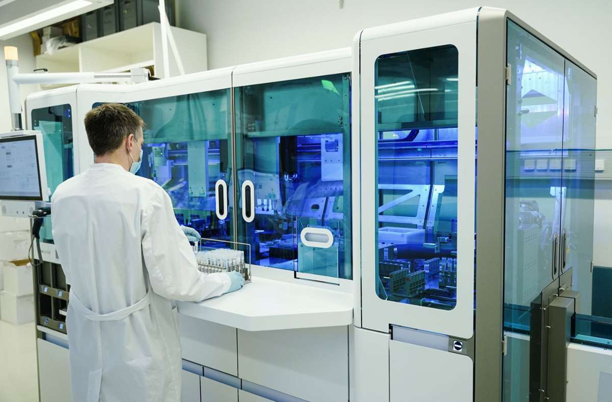 Im MVZ-Labor in Ravensburg kommen zurzeit mehr als 35 000 Coronaproben pro Woche an. Foto: dpa/Uwe Anspach