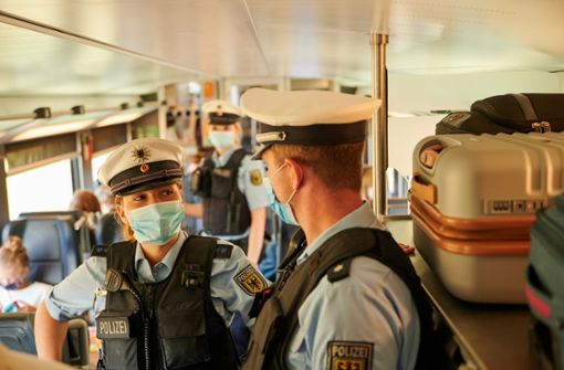 Die Polizei muss das Maskentragen in Zügen durchsetzen – das Zugbegleitpersonal darf auf Verstöße nur hinweisen. Foto: picture alliance/dpa/Annette Riedl