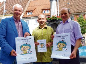 Klaus Landen von Mariahof (von links), Jugendreferent Sasa Hustic und Hauptamtsleiter Horst Vetter präsentieren das Plakat.  Foto: Lendle Foto: Schwarzwälder-Bote